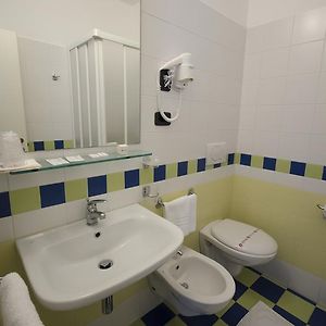Camera tripla standard